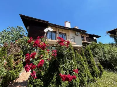 Kwiaty i fasada domu