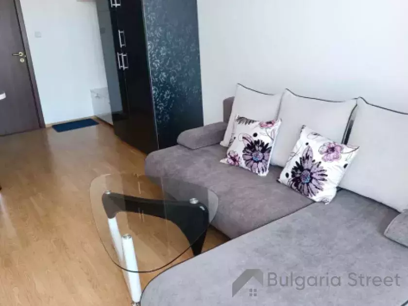 miękka sofa i szafa w salonie